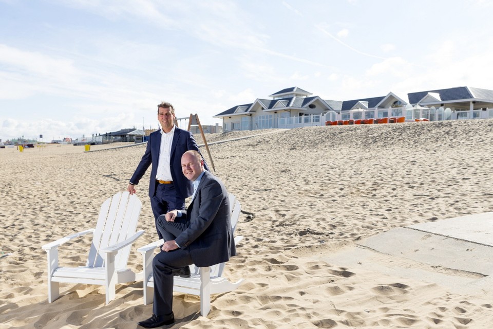 Alexander Balk (staand) en Dave Vegt zijn de drijvende krachten achter de Beachparties van Noordwijk. Foto Hielco Kuipers