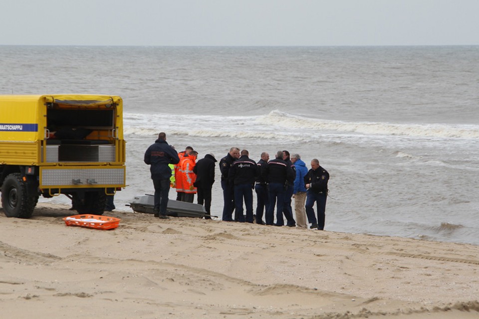 Lichaam aangespoeld op strand van Katwijk. Foto Toon van der Poel