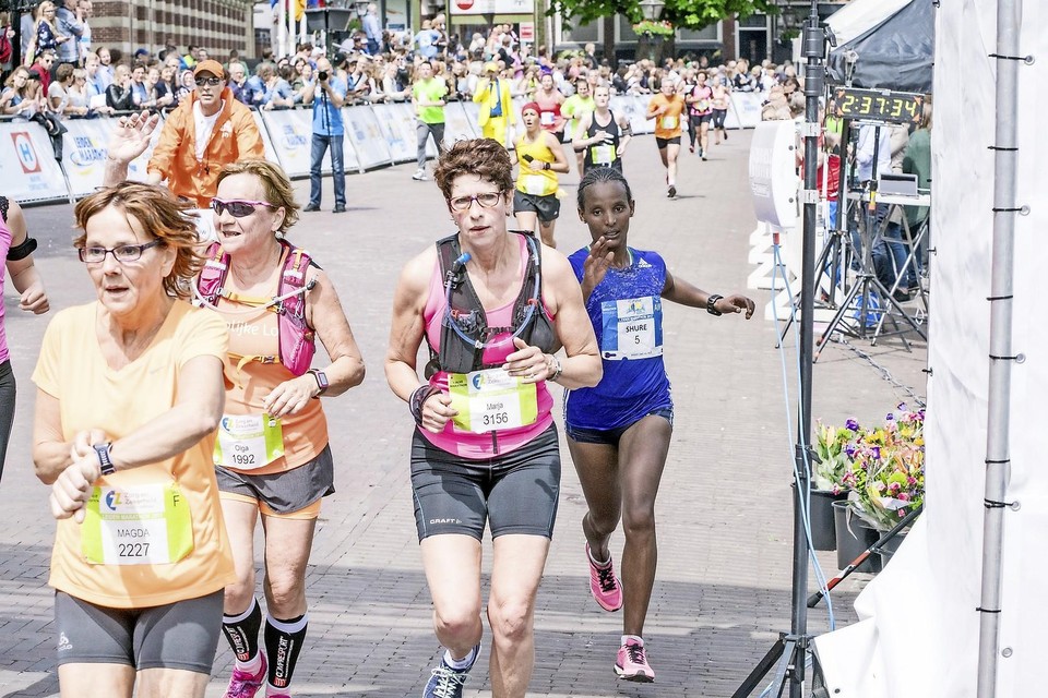 De Ethiopische Jemila Wortesa Shure loopt het evenementsrecord bij de marathon uit de boeken.