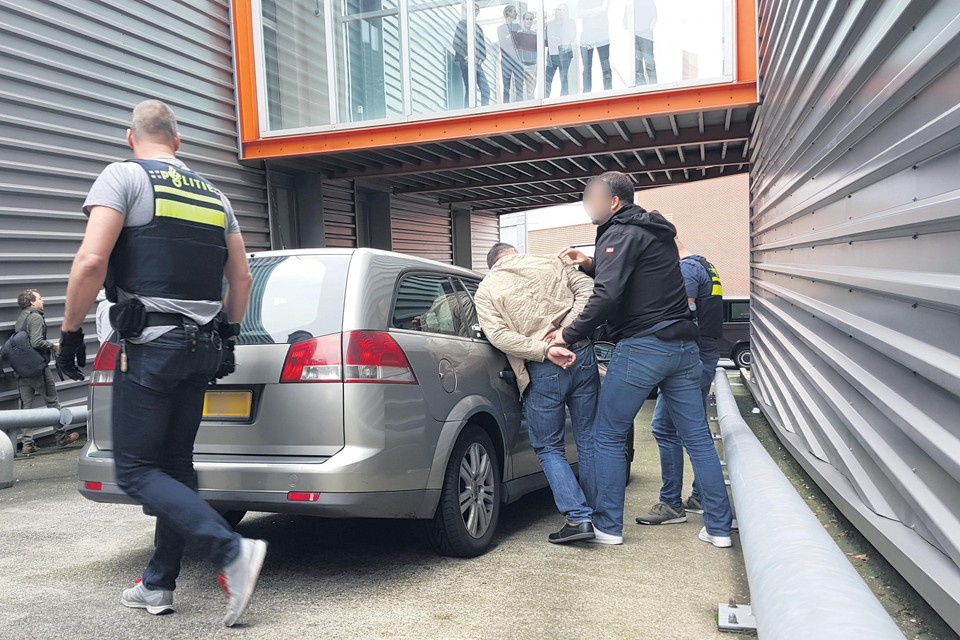 Politieagenten in burger pakt een Poolse verdachten op in het Laakkwartier in Den Haag.