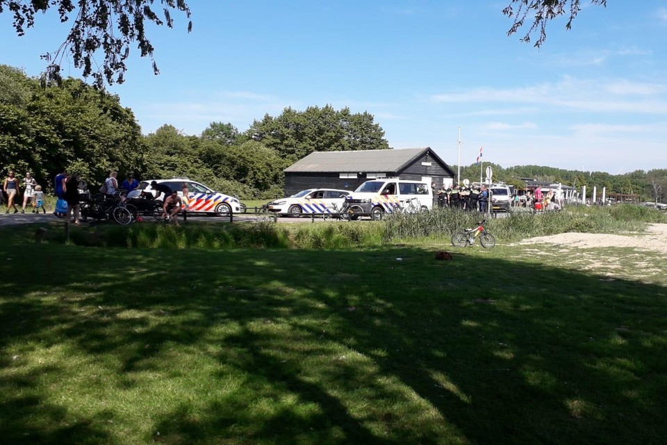Een politiemacht was rond 15.15 uur op Vlietland om alle bezoekers naar huis te sturen.