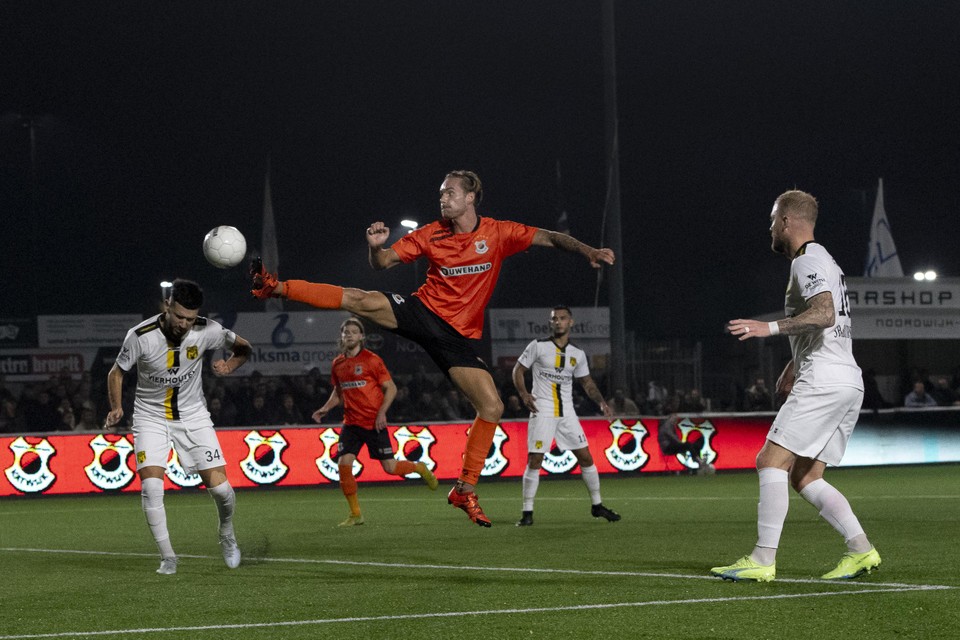 Het hoogstandje van Tim Freriks leverde Katwijk een 2-0 voorsprong op.