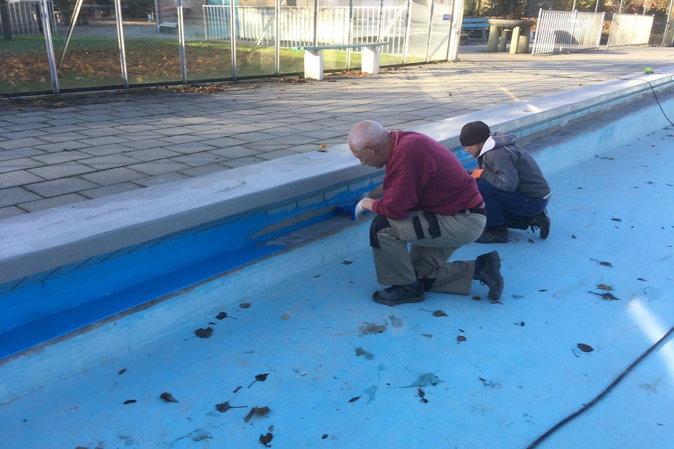 Beeld uit november 2021: vrijwilligers van de Kleine Oase doen wat ze kunnen aan de overloopgoot van het ondiepe bassin.