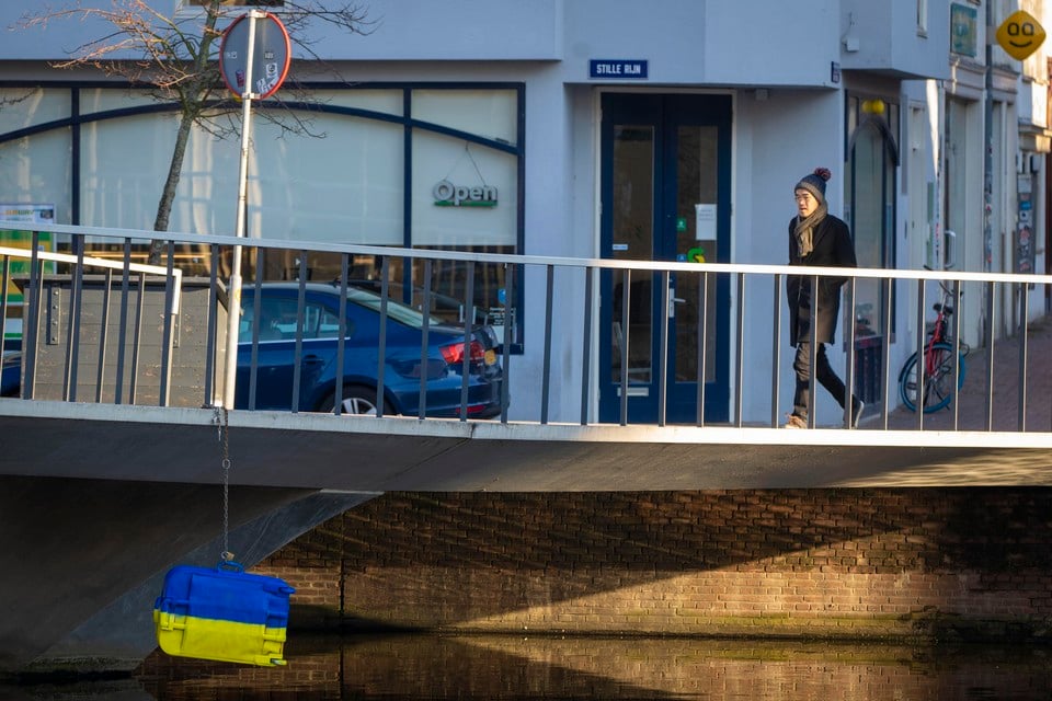 De geel-blauwe rolkoffer hing donderdagochtend aan de Catharinabrug.