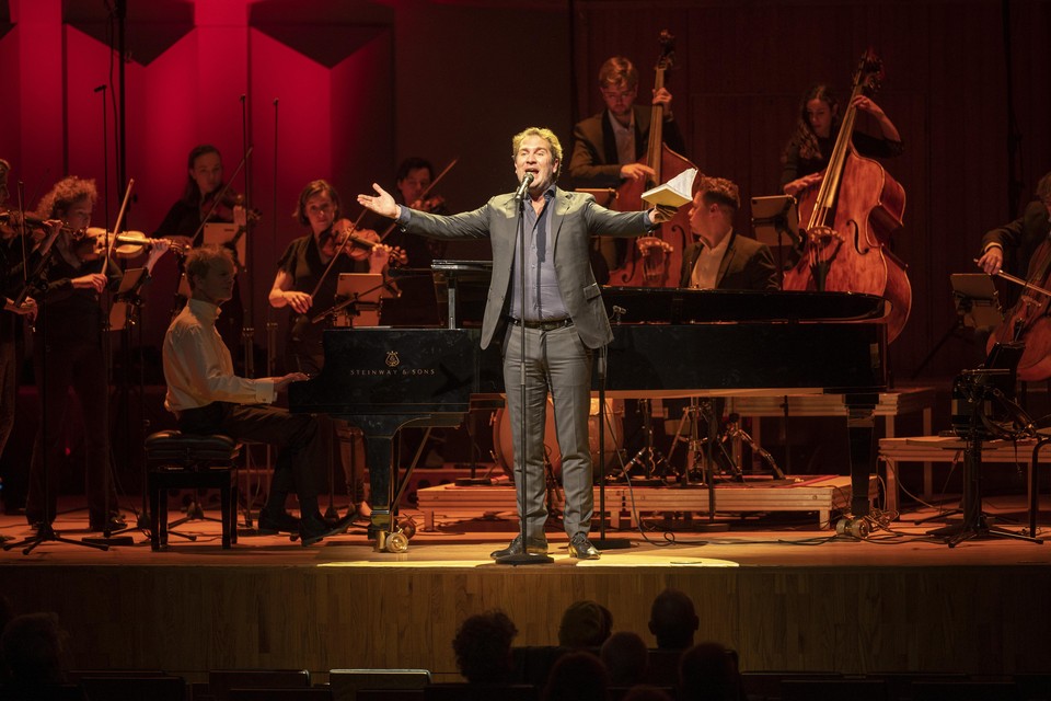 Thomas Oliemans met Amsterdam Sinfonietta op het podium van de Leidse Stadsgehoorzaal.