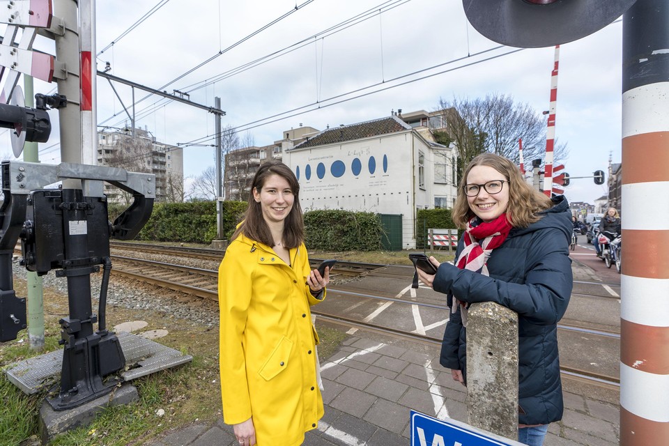 Mandy Meijer en Lotte Koemans maakten een audiotour voor de muurformules van TEGEN-BEELD en van natuurkundigen Sense Jan van der Molen en Ivo van Vulpen.
