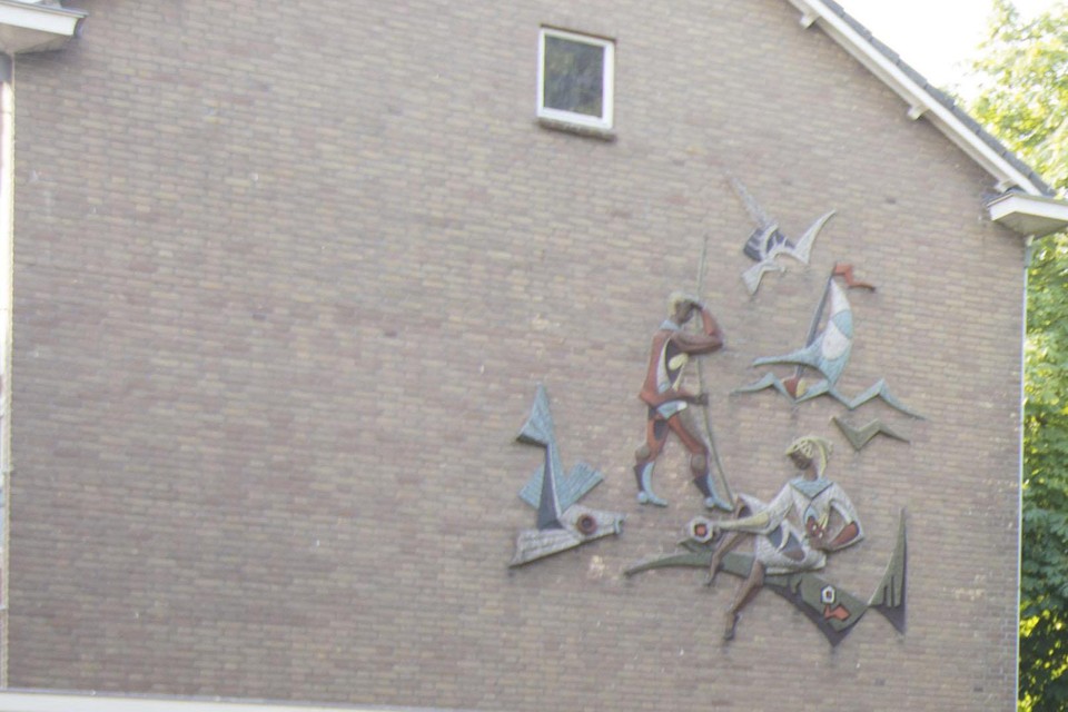 Het moeilijk los te krijgen kunstwerk aan de gevel van de voormalige Gerardusschool in Oude Wetering.