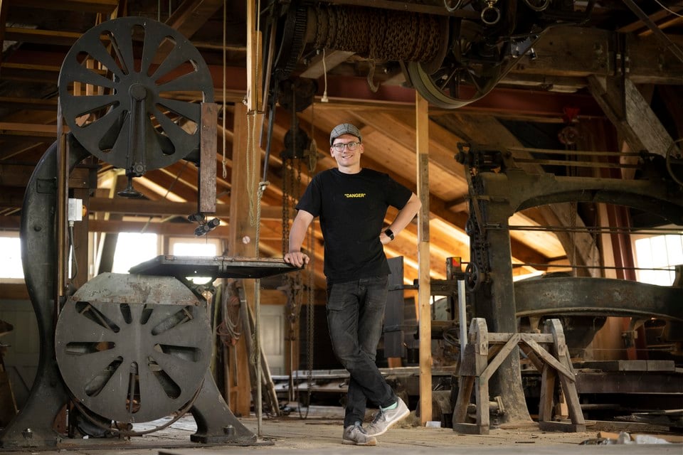 Bjorn Jannink bij de zaagmachines in molen De Herder: ,,Molenaar is toch meer iets voor 65-plussers? Nee dus.’’