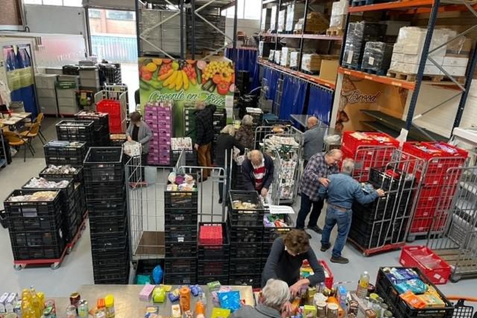 Vrijwilligers van de Voedselbank in Leiden pakken spullen in voor de klanten