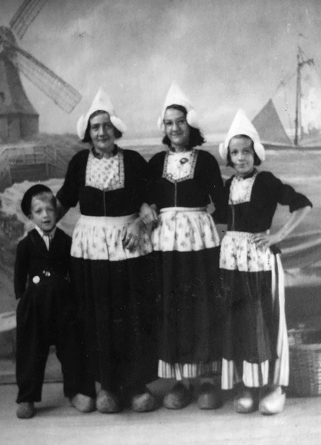 Henk, moeder, Eef en Truus gingen ook in kostuum op de foto.