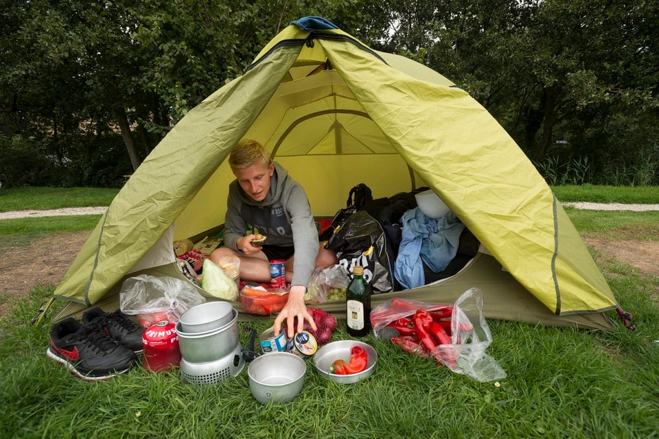 Student kampeert op camping Stochumhoeve vanwege de kamernood.