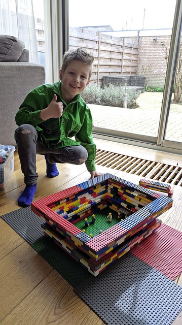 Fabian met het bouwwerk dat hem vorig jaar Legomaster maakte in de categorie 8 en 9 jaar.