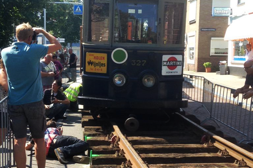 De ontspoorde Blauwe Tram. De gebeurtenis trekt veel fotografen aan. Foto Twitter/Adriaan Brandenburg 
