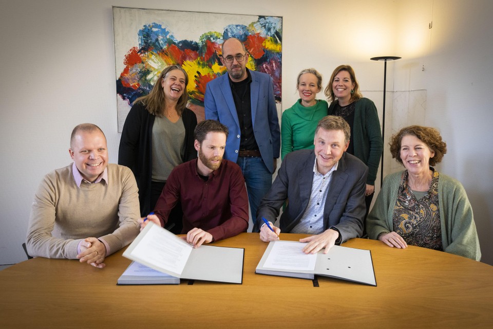 De bestuurders van Wassenaarse basisscholen, SAD Leiden en wethouder Aart van Sloten ondertekenen het convenant voor nieuwkomers in raadhuis de Paauw