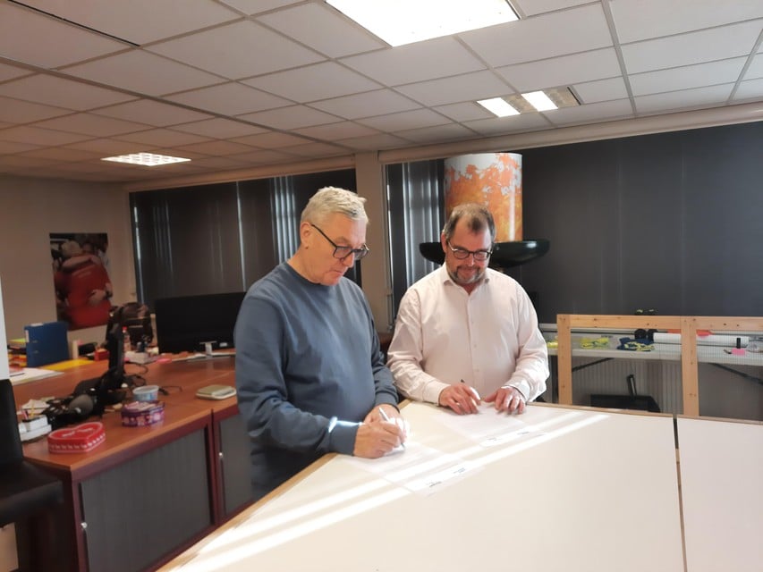 Gertjan van Geen (rechts, voorzitter stichting Singelloop Leiden) en Tjeerd Scheffer (voorzitter stichting Leiden Marathon) ondertekenen het convenant.