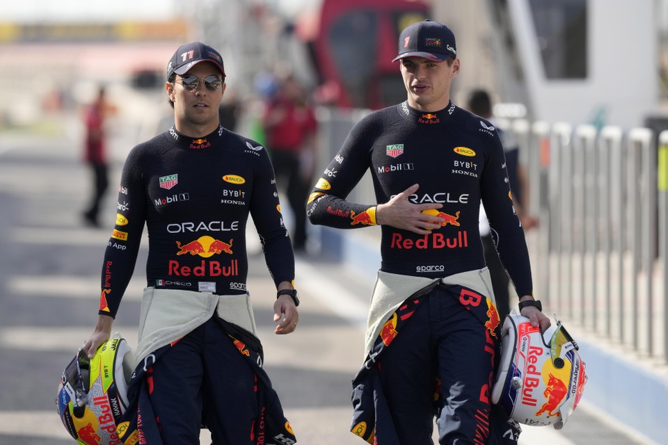 Sergio Perez en Max Verstappen verkennen lopend het circuit in Bahrein.