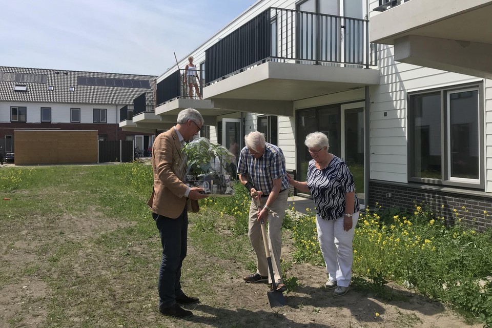 In deelplan Op Dreef, naast de Braassemdreef, kreeg het echtpaar Verheij van Meerwonen-directeur Peter Hoogvliet vlindervriendelijke planten voor de binnentuin van hun appartementencomplex waar jongeren en wat ouderen een plekje vinden.