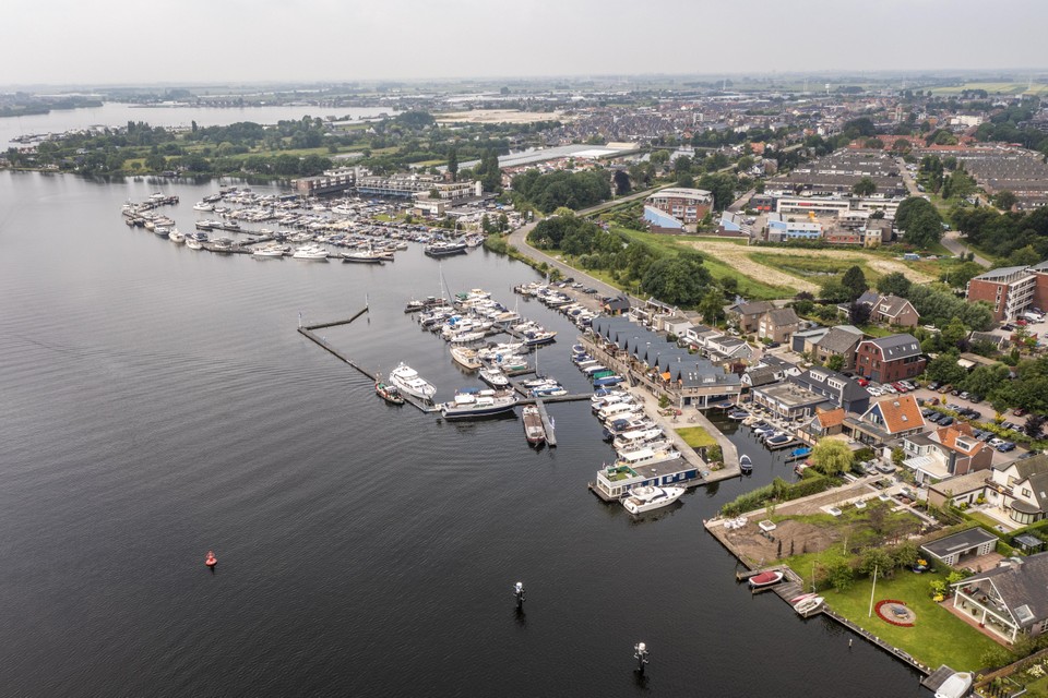 Dronefoto van de kernen Roelofarendsveen/Oude Wetering met Braassemmermeer en mogelijke zwemstrandplekken.
