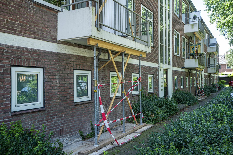 De balkons van flat aan de Badhuisstraat in Voorschoten zijn gestut.