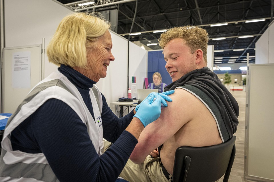De 19-jarige Leidse student Justin de Weert is blij dat hij alsnog de vaccins krijgt.