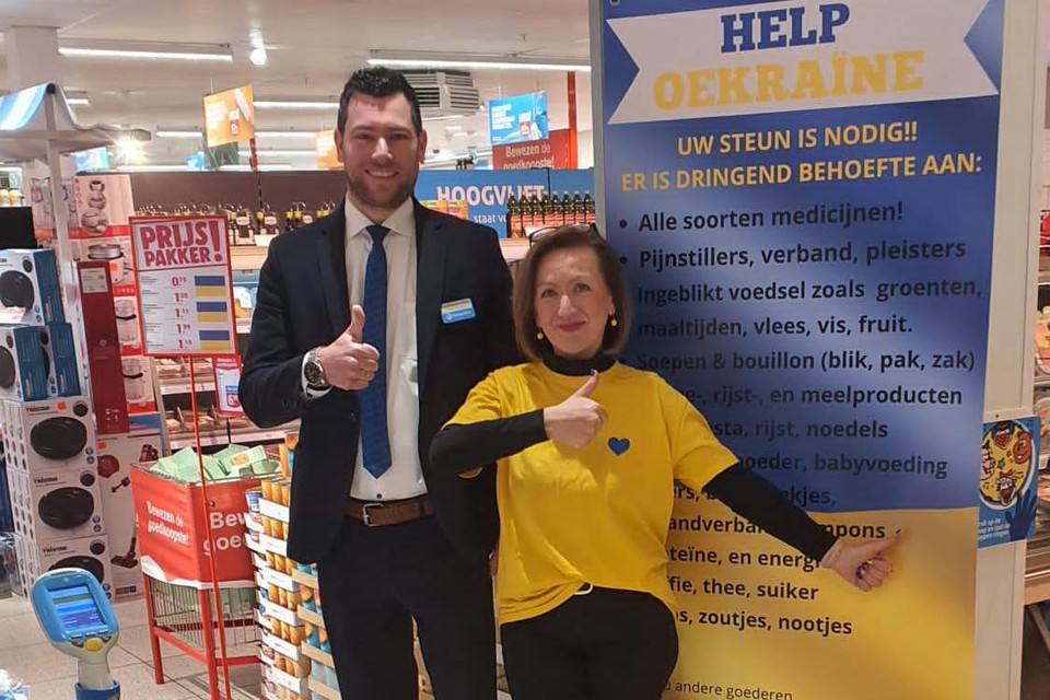 Nataliya Kornyeyeva met de manager van een Hoogvliet bij de eerste supermarktactie.