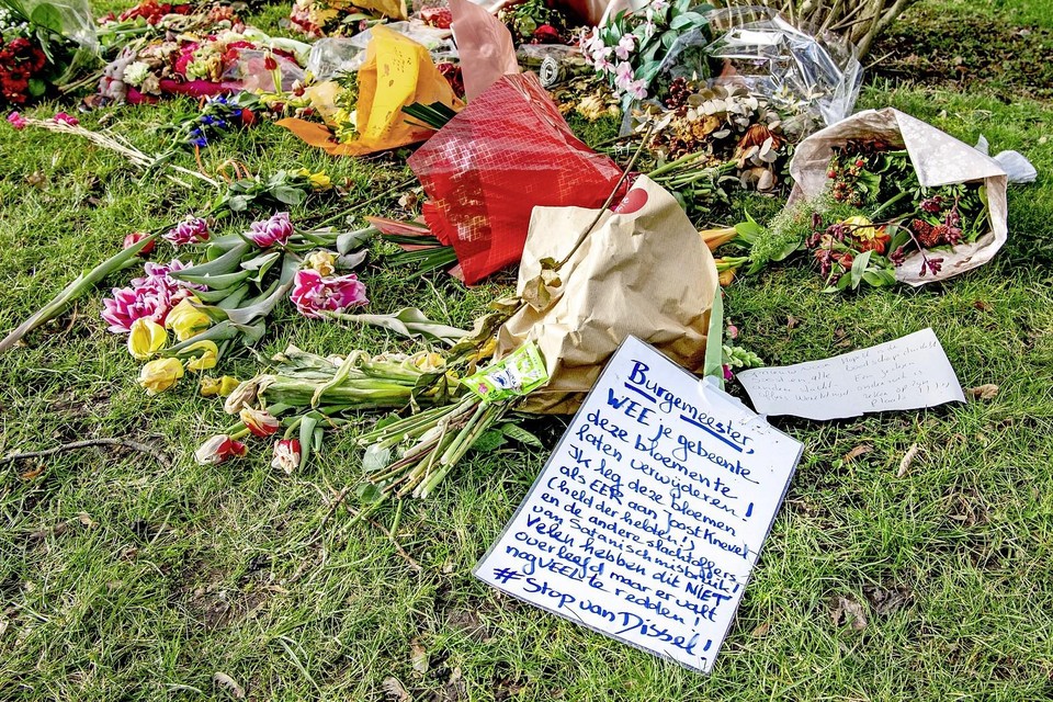 Tientallen personen hebben actie gevoerd op de begraafplaats Vredehof in het Zuid-Hollandse Bodegraven. Ze plaatsten bloemen en actiebordjes op graven waarvan zij denken dat de overledenen zijn 'vermoord door een satanistisch pedonetwerk'.