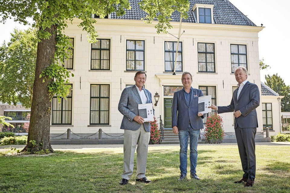EBDB-voorzitter Jan Bout en directeur Lars Flinkerbusch presenteren het verslalg aan de Hillegomse wethouder Jan van Rijn.