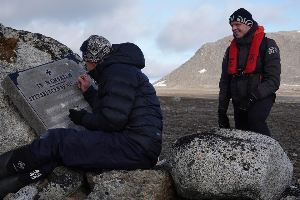 Erik Verheul - naast hem zijn zoon - knapte de gedenksteen op Spitsbergen op. Maar zijn project is nog niet klaar.