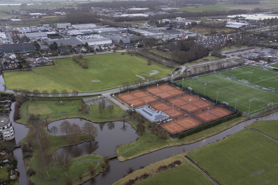 De tennisbanen met links ervan het Ter Wegenpark, daarboven woningbouwlocatie Langeveld en rechts de velden van Ter Leede en Teylingen.