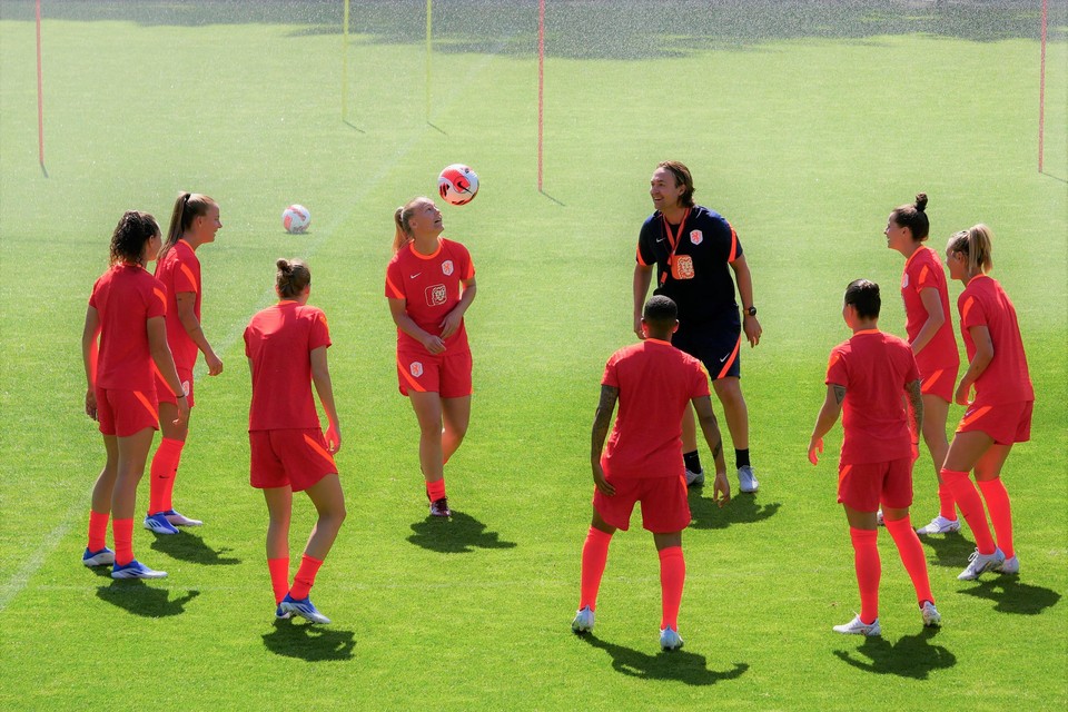 Stefanie van der Gragt houdt een bal hoog op haar schouder tijdens een warming-up van Oranje.