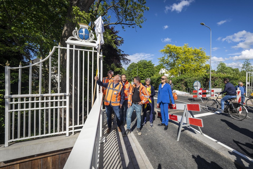 Wethouder Heleen Hooij verrichte in mei de feestelijke heropening van de toegangsbrug naar Warmond.