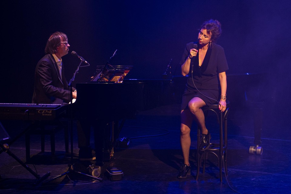 Britta Maria en Maurits Fondse tijdens een concert: ,,Zingen in het Nederlands voelt kwetsbaar.” Foto Claudia Otten