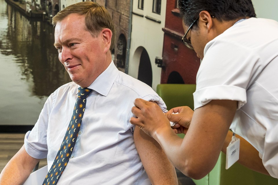 Ook minister Bruno Bruins van volksgezondheid liet zich vaccineren.