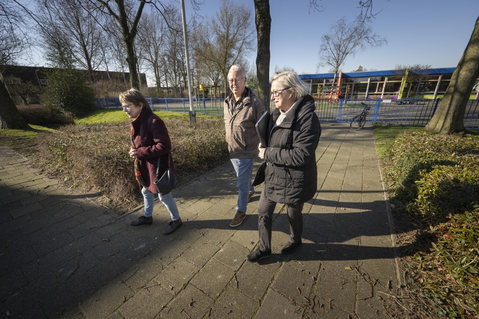 Mia Hoes, Ted Kroeze en Thea Lansbergen zien graag een Knarrenhof op de plek van basisschool Esselyckerwoude in Woubrugge.