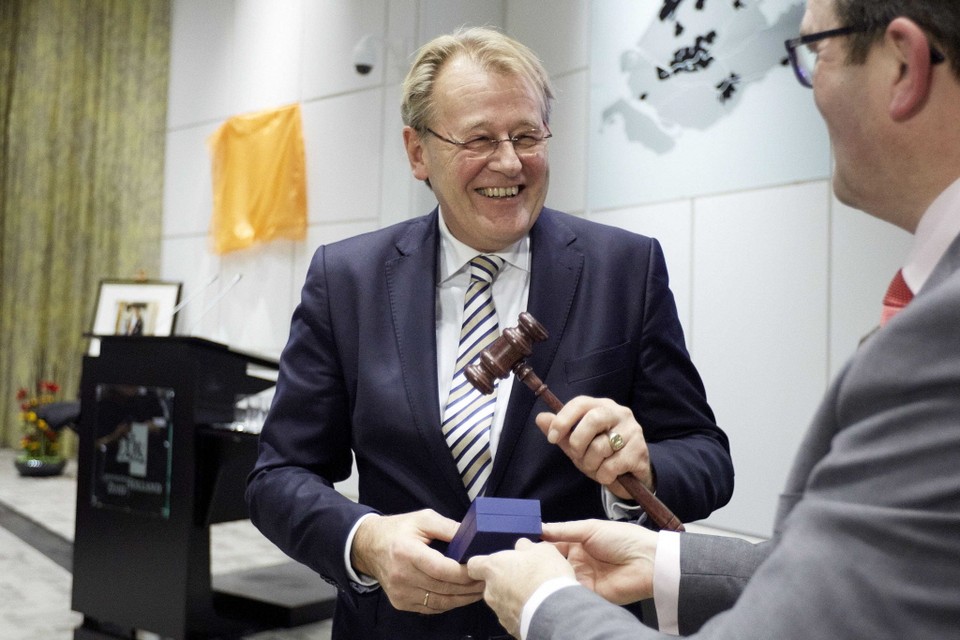 Jaap Smit ontving tijdens een buitengewone vergadering de voorzittershamer uit handen van Servaas Stoop. Foto: ANP.