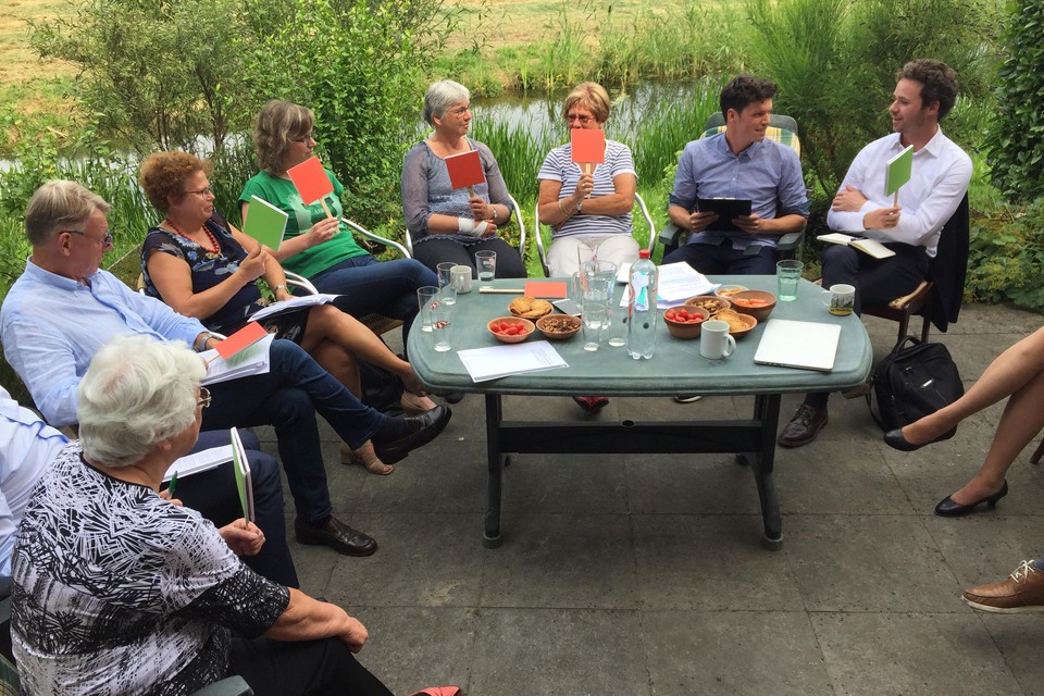 Praten over de ouderenzorg in de tuin van Irma Gehner, voorzitter van het Ouderenberaad Zuid-Holland Noord.