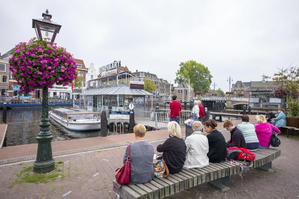 Toeristen wachten op de Beestenmarkt op een rondvaarboot. De meeste hotels waarschuwen toeristen om begin oktober geen tripje naar Leiden te boeken, maar voor een ander moment te kiezen.