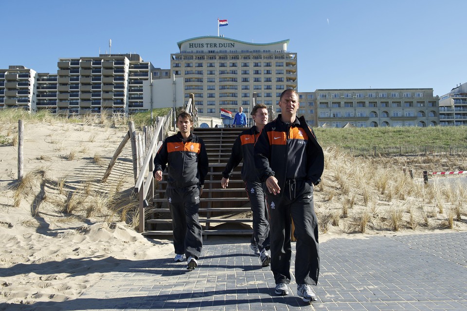 Philip Cocu, Ruud Hesp en Frank de Boer in 2010 vanaf Huis ter Duin op weg naar het strand.