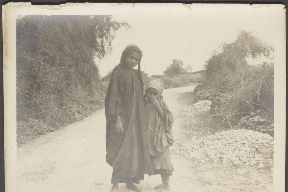Twee meisjes op straat in Palestina, 1922 of ’23.
