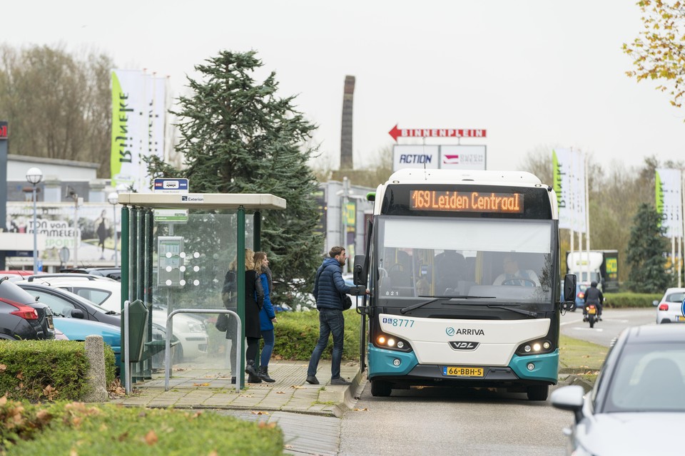 Arriva buslijn 169 bij de halte aan de Hoge Rijndijk in Zoeterwoude bij de Rijneke Boulevard.