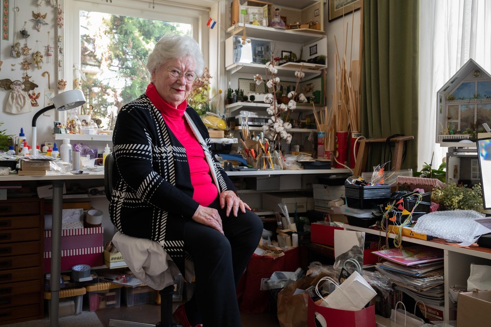 Mieke van Riel in haar bovenwoning in Oegstgeest. Ze heeft een kamer voor haar hobby: het maken van miniatuurkamers met behulp van zelfmontage-kits.