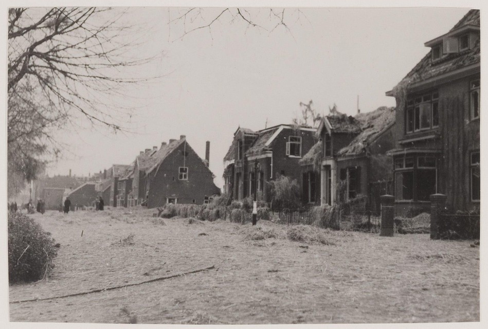 Beschadigde panden in de Kerklaan nadat op 15 november 1944 een door een vliegtuig verloren V1 tot onploffing was gebracht.