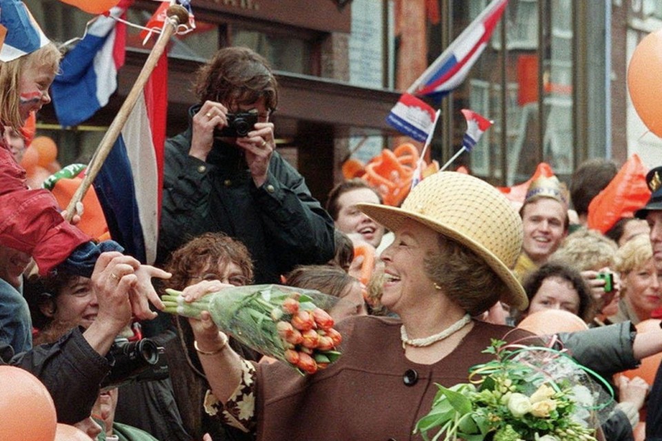 Koninginnedag Leiden 2000. Uitbundige belangstelling voor koningin Beatrix tijdens haar wandeling door de stad. Foto ANP