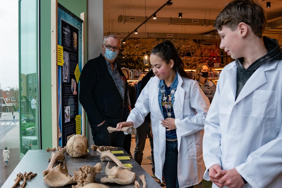 Kinderburgemeester Safae Ahannay opent de tentoonstelling door een middeleeuws skelet te completeren. Rechts kinderraadslid Casper Bloom