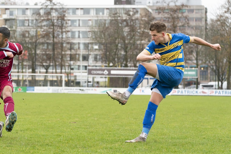 Tom Sinteur waagt namens FC Boshuizen een schot op doel.