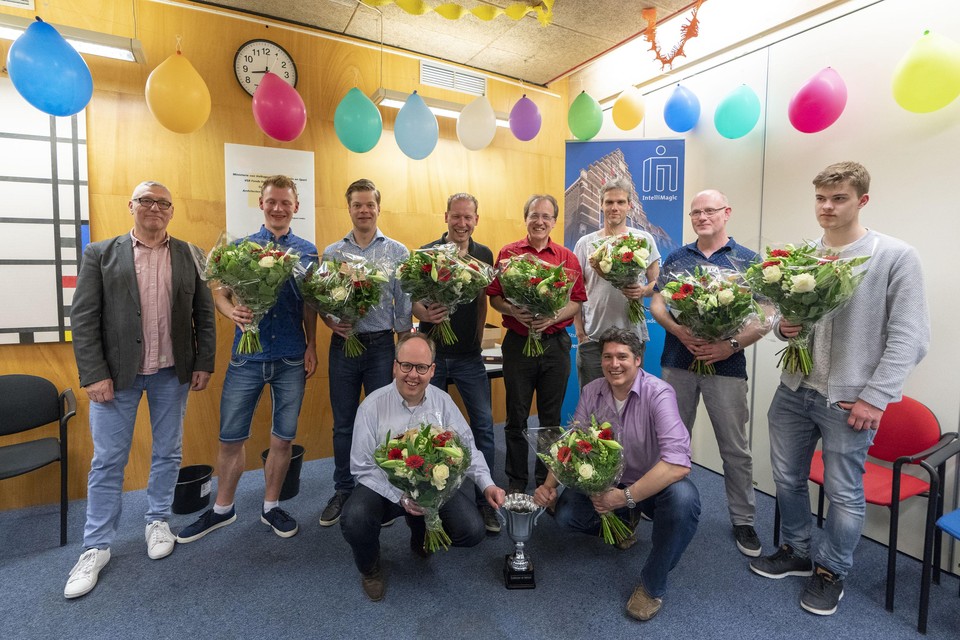 De landskampioenen van LSG worden in de bloemen gezet.