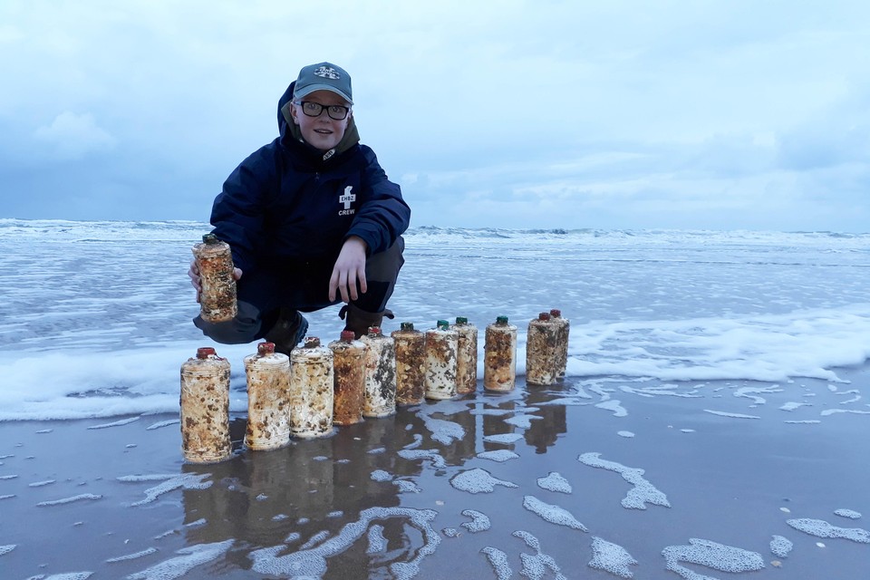 Maarten van Duijn (foto) rijdt dagelijks met zijn vader Leen over het Katwijkse strand op zoek naar spullen.