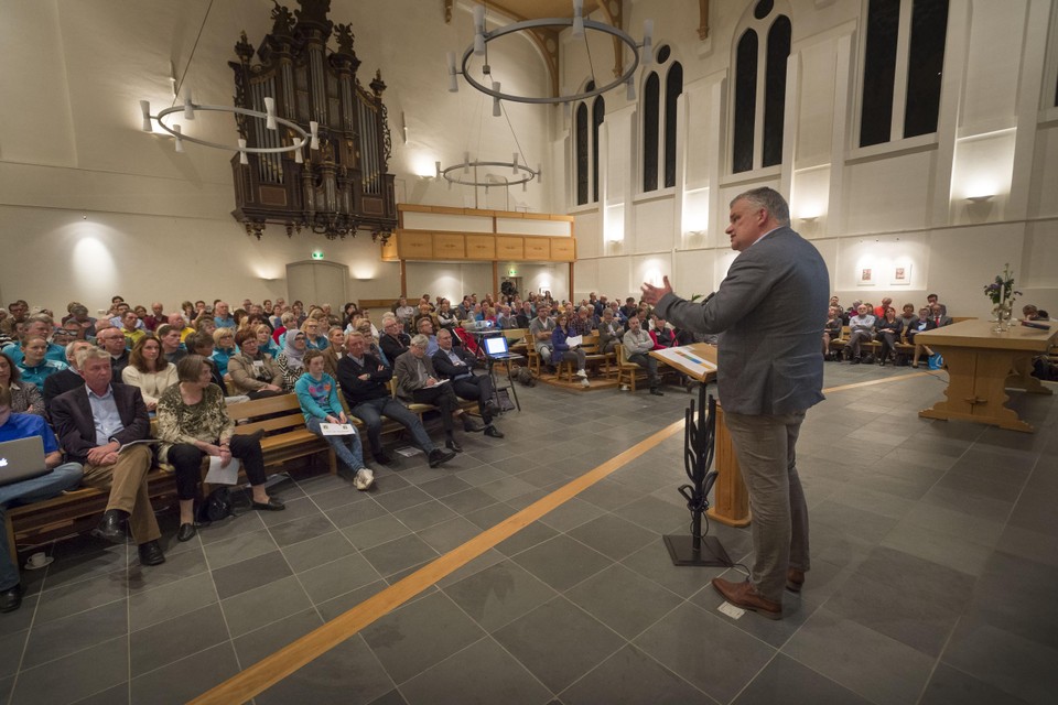 Inmiddels ex-wethouder Daan Binnendijk sprak een jaar geleden een volle kerk met bezorgde burgers van Voorschoten toe over pijnlijke bezuinigingsmaatregelen.
