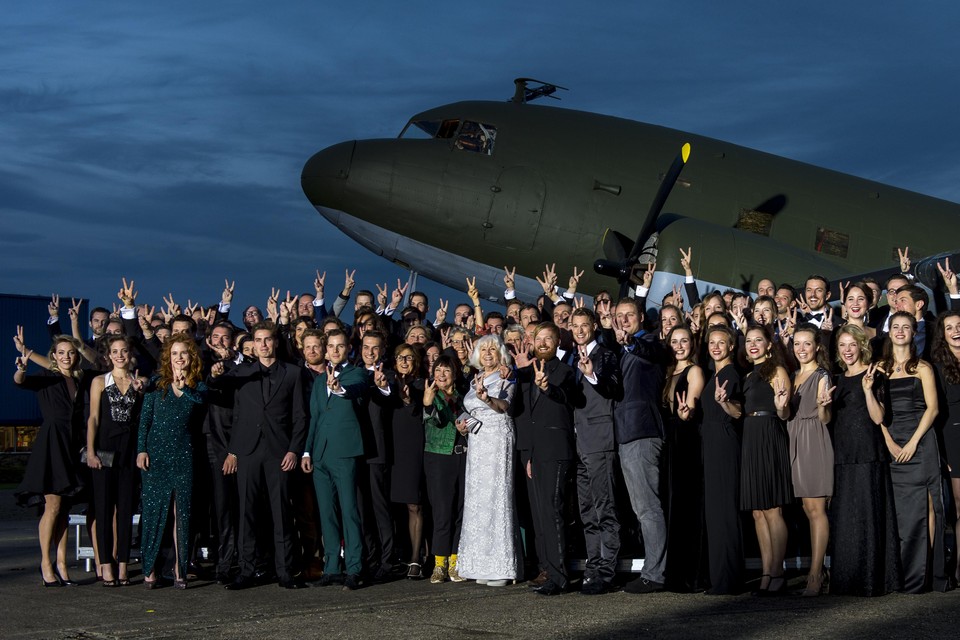 Alle acteurs uit de eerste vijf jaar bij het eerste lustrum van de musical ’Soldaat van Oranje’ bij het vliegtuig uit de voorstelling.