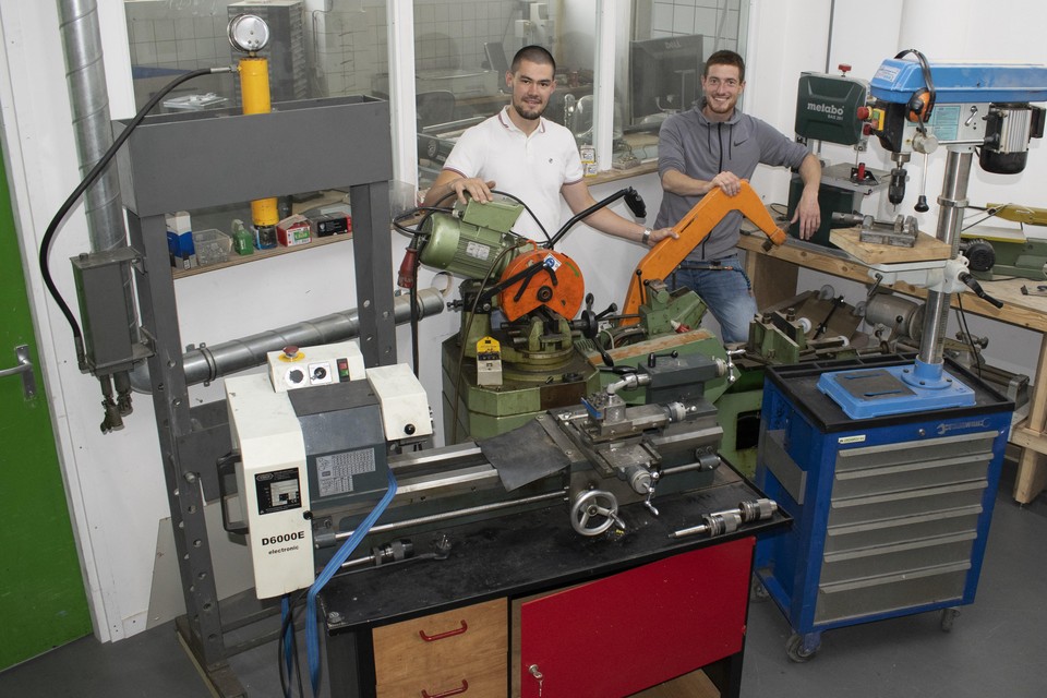 Pascal Franken en Thijs Smallenbroek met een deel van de ingezamelde machines.